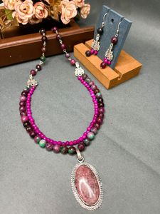 Elegant Jade Quartz Necklace with Artistic Gemstone Pendant