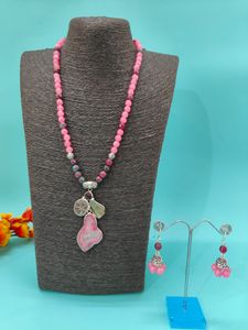 Elegant Jade Quartz Necklace with Artistic Pendant